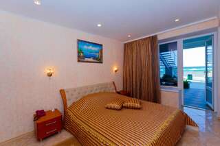 Гостиница Белый Грифон Коктебель Номер с кроватью размера «king-size» и видом на море-5